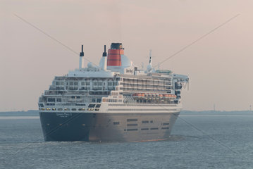 Kiel  Deutschland  die Queen Mary 2 auf dem Nord-Ostsee-Kanal