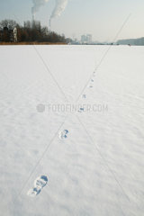 Berlin  Deutschland  Fussspuren im Schnee auf dem zugefrorenen Rummelsburger See