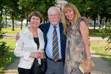 Potsdam  Deutschland  Lothar de Maiziere  CDU  mit Ehefrau Marianne und Maria Kotenev