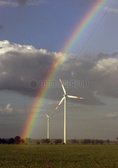 Freiwalde  Deutschland  Regenbogen ueber einer Windkraftanlage