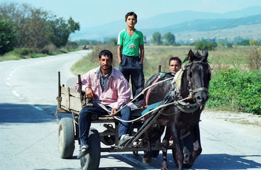 Bauernfamilie faehrt mit einer Pferdekutsche durch die Gegend  Bulgarien