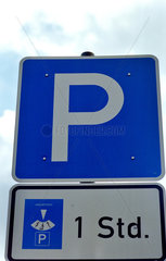 Verkehrszeichen -Parkplatz- und -Parkscheibe-