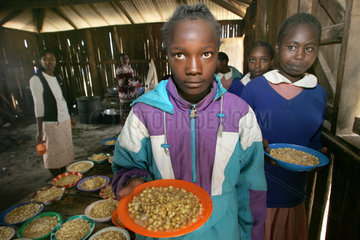Kenia  Naro Moru  Schueler bei der Essensausgabe