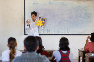 Phnom Penh  Kambodscha  der Deutschlehrer Kannika Kaoeun beim Unterricht