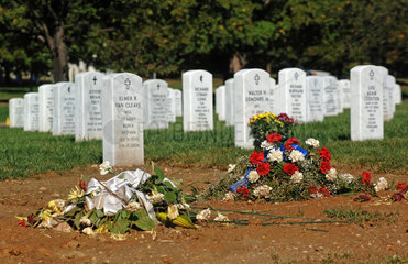 Arlington  USA  Blumen vor Graebern auf dem Nationalfriedhof Arlington