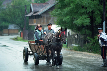 Bauernpaar auf einem Pferdewagen in Alunis  Rumaenien