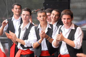 Kiel  Deutschland  folkloristischer Tanz aus Italien auf der Kieler Woche