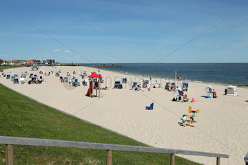 Hoernum  Deutschland  Besucher geniessen den Sommer am Strand von Hoernum auf Sylt