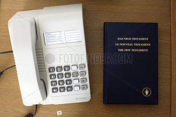 Bibel neben dem Telefon in einem Hotel in Thueringen