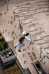 Berlin  Deutschland  Bungeespringer springt vom Dach des Park Inn Hotel