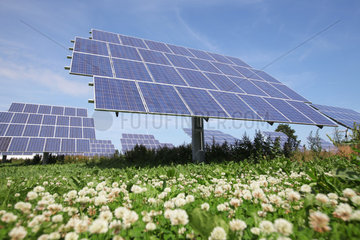 Nordhackstedt  Deutschland  Solarpark bestehend aus Nachfuehranlagen