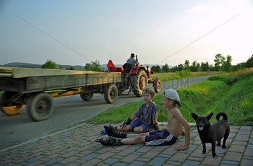 Bauernjunge mit seinem Freund  Polen