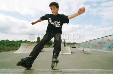 Junge skatet auf Skaterbahn