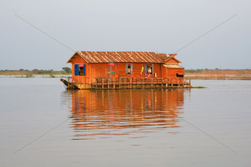 Chong Kneas  Kambodscha  ein Hausboot im schwimmenden Dorf Chong Kneas
