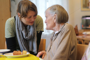 Flensburg  Deutschland  ehrenamtliche Helfer kuemmern sich im Haus der Familie um Demenzkranke