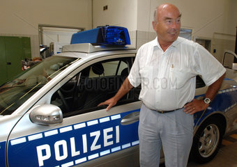 Brandenburgs Innenminister Joerg Schoenbohm (CDU) mit Polizeiauto