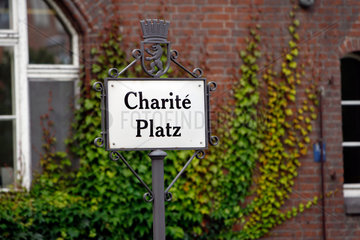 Berlin  Deutschland  Schild Charite Platz auf dem Gelaende der Charite