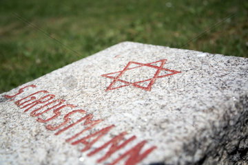 Bayern  Deutschland - Ehrenfriedhof fuer 121 Opfer nationalsozialistischer Gewaltherrschaft gestorben kurz nach der Befreiung 1945. Grabstein eines Juden