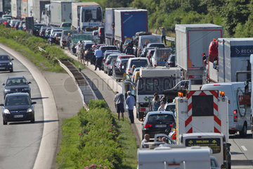Owschlag  Deutschland  Gasse bilden auf der Autobahn