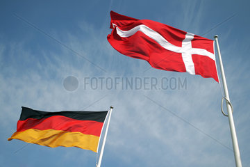 Flensburg  Deutschland  Deutschlandfahne und Flagge Daenemarks