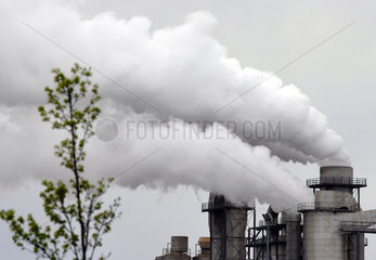 Pritzwalk  Deutschland  Rauch kommt aus Fabrikschornsteinen