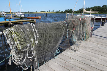 Arnis  Deutschland  Fischernetze an einem Steg in Arnis an der Schlei