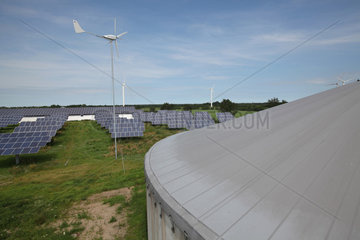 Nordhackstedt  Deutschland  Biogasanlage und eine Easywind Winkdkraftanlage im Solarpark