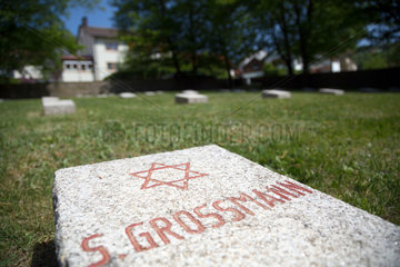 Bayern  Deutschland - Ehrenfriedhof fuer 121 Opfer nationalsozialistischer Gewaltherrschaft gestorben kurz nach der Befreiung 1945. Grabstein eines Juden