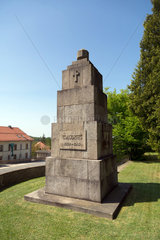 Bayern  Deutschland - Ehrenfriedhof fuer 121 Opfer nationalsozialistischer Gewaltherrschaft gestorben kurz nach der Befreiung 1945