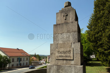 Bayern  Deutschland - Ehrenfriedhof fuer 121 Opfer nationalsozialistischer Gewaltherrschaft gestorben kurz nach der Befreiung 1945