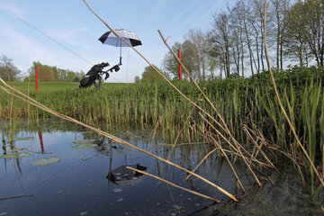 Gluecksburg  Deutschland  ein Teich auf dem Gelaende eines Golfplatzes