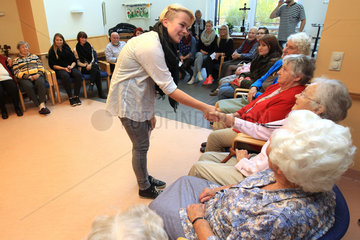Flensburg  Deutschland  Jugendliche begegnen Bewohnern eines Altenheims