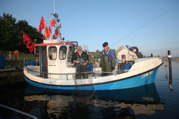Flensburg  Deutschland  Nebenerwerbsfischer saeubern ihre Netze nach getaner Arbeit am Steg in Fahrensodde