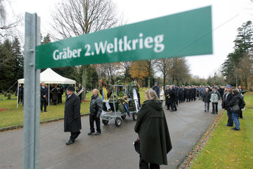 Flensburg  Deutschland  Prozession zur Gedenkfeier am Volkstrauertag