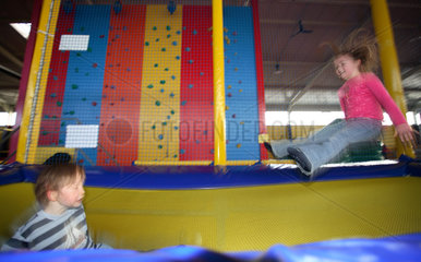 Rostock  Kinder springen auf einem Trampolin im Kinderland Rostock