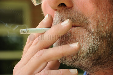 Handewitt  Deutschland  ein Mann raucht eine Zigarette