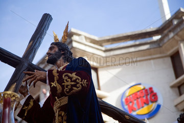 Sevilla  Spanien  Jesus als Kreuztraeger waehrend der Osterprozession