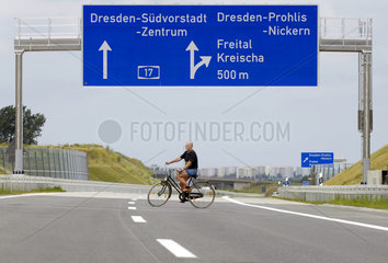 Dresden  Deutschland  Radfahrer auf der Autobahn A17