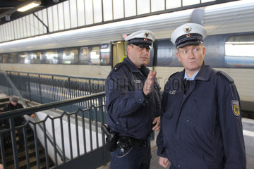 Flensburg  Deutschland  die Bundespolizei bei einer Kontrolle im Zug der Deutschen Bahn