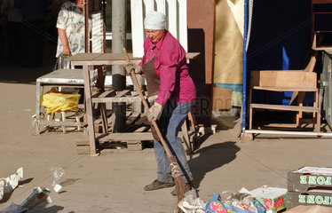 Frau beim Fegen auf dem Zentralmarkt von Kaliningrad  Russland