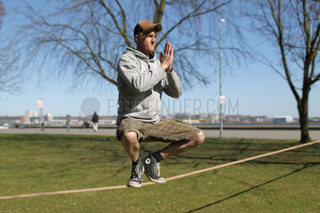 Kiel  Deutschland  ein Sportstudent mit einer Slackline in einem Park an der Kiellinie in Kiel