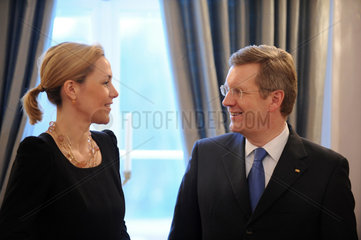 Berlin  Deutschland  Christian Wulff  CDU  mit seiner Frau Bettina Wulff waehrend des Neujahrsempfangs