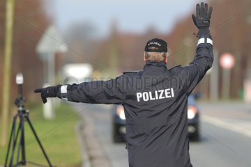 Harrislee  Deutschland  Polizist winkt ein PKW heraus