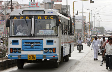 Vijayawada  Indien  ein Bus im Strassenverkehr