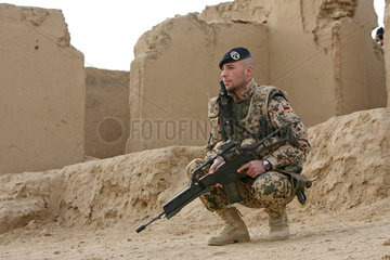 Mazar-e Sharif  Afghanistan  Bundeswehrsoldat der ISAF-Schutztruppe auf Patrouille