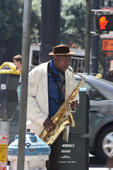San Francisco  USA  Strassenmusikant mit schwarzer Hautfarbe spielt Saxophon