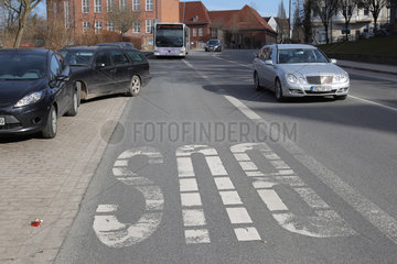Flensburg  Deutschland  ein schlecht geparktes Auto steht halb auf der Busspur