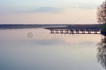Angler an einem See bei Sonnenuntergang  Polen
