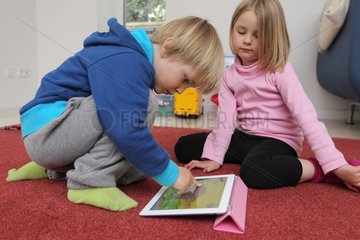 Handewitt  Deutschland  Kinder spielen ein Puzzlespiel auf dem iPad von Apple