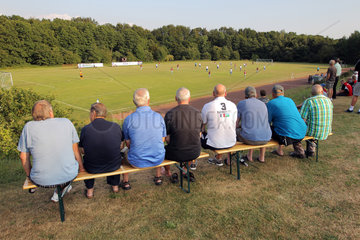 Oeversee  Deutschland  Zuschauer bei einem Fussballspiel in der Verbandsliga